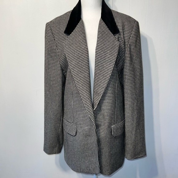 Vintage Jackets & Blazers - Vintage Wool Blend Black and White Houndstooths Blazer With Velvet Collar 14 T
